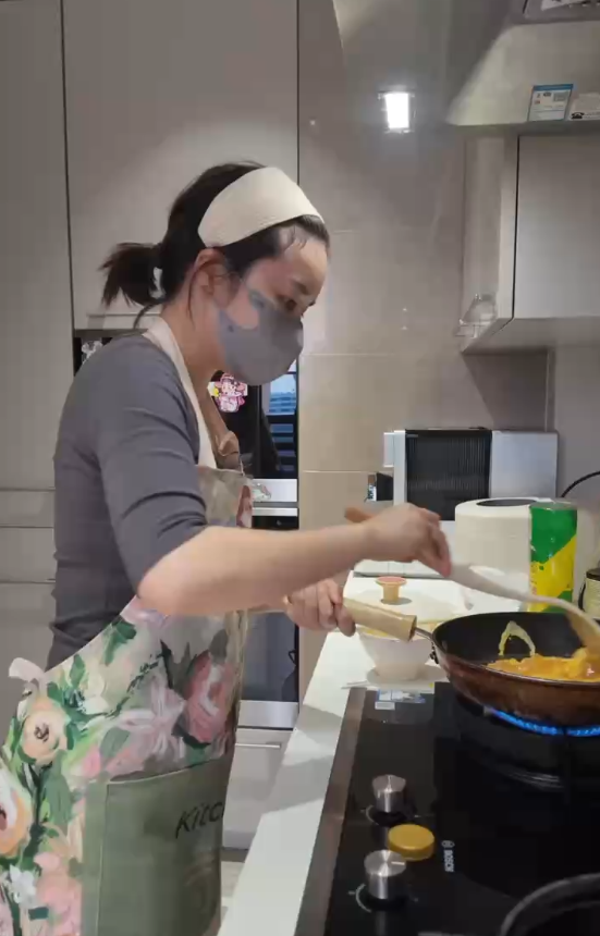 天弘优配 杭州女子上门做饭月入近2万，90%为女性客户，本人回应“每天跑6单”质疑